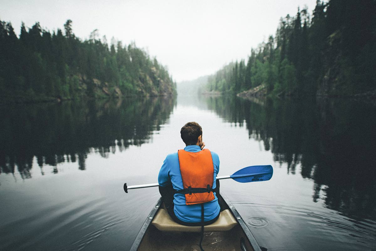 Musta vesi vie melojan Julma-Ölkyn läpi kohti kanjonin korkeimpia rinteitä