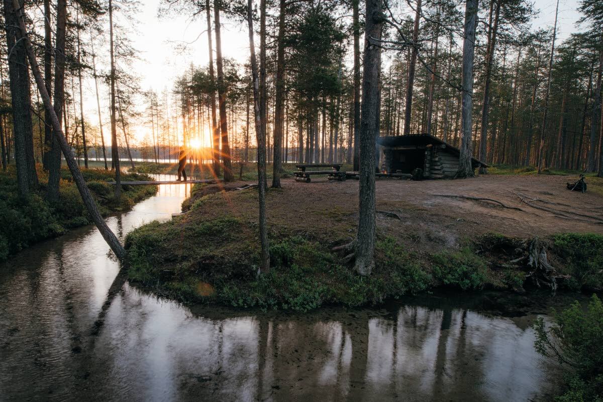 Hossan keskiyön aurinko valaisee Muikkupuron siimeksessä kulkijan polkuja