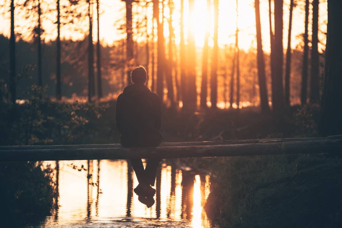 Aamuauringon ensisäteet tervehtivät Hossan Muikkupuron maastoissa retkeilevää