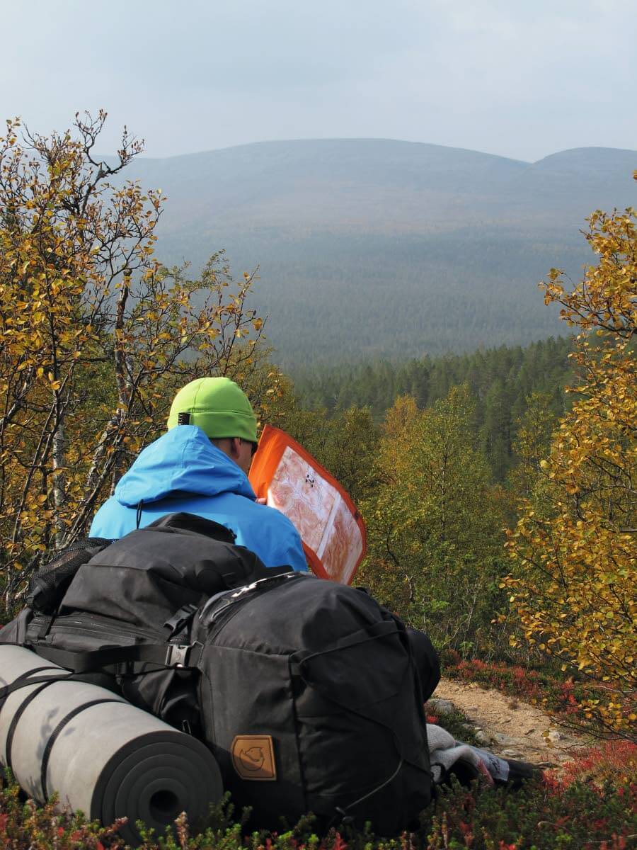 Pilvet peittävät alemmat maisemat, mutta Vongoivan huiput vilahtelevat vuoroin näkyviin ja pilven sisään. Retkeilijä tuntee olevansa irrallaan maailmasta.
