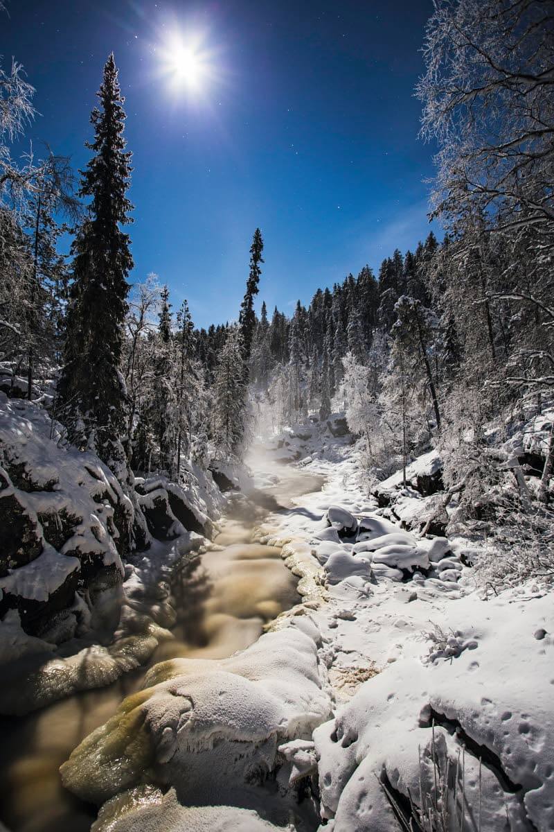 Taivalköngäs joulukuun kuutamossa