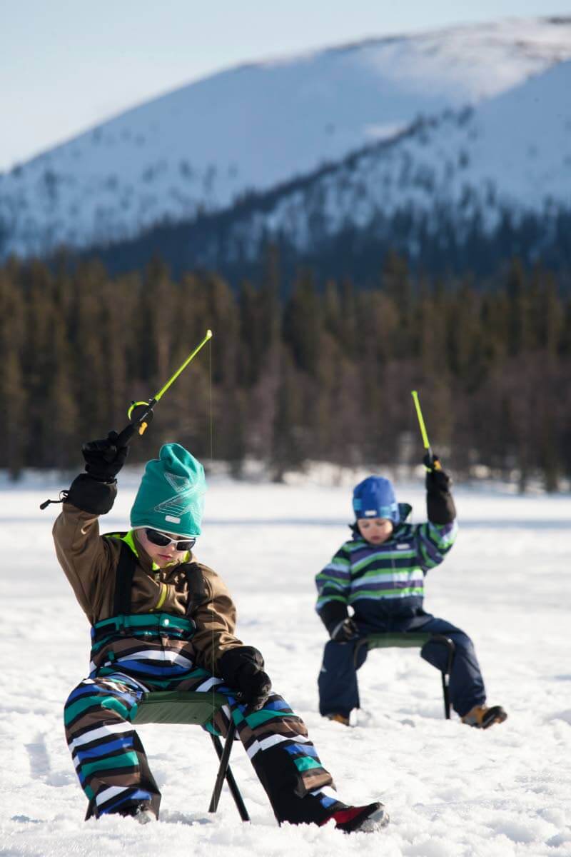 Huhtikuinen pilkkiretki kevätaurinkoiselle Pallasjärvelle on huikaiseva luonto- ja maisemaelämys