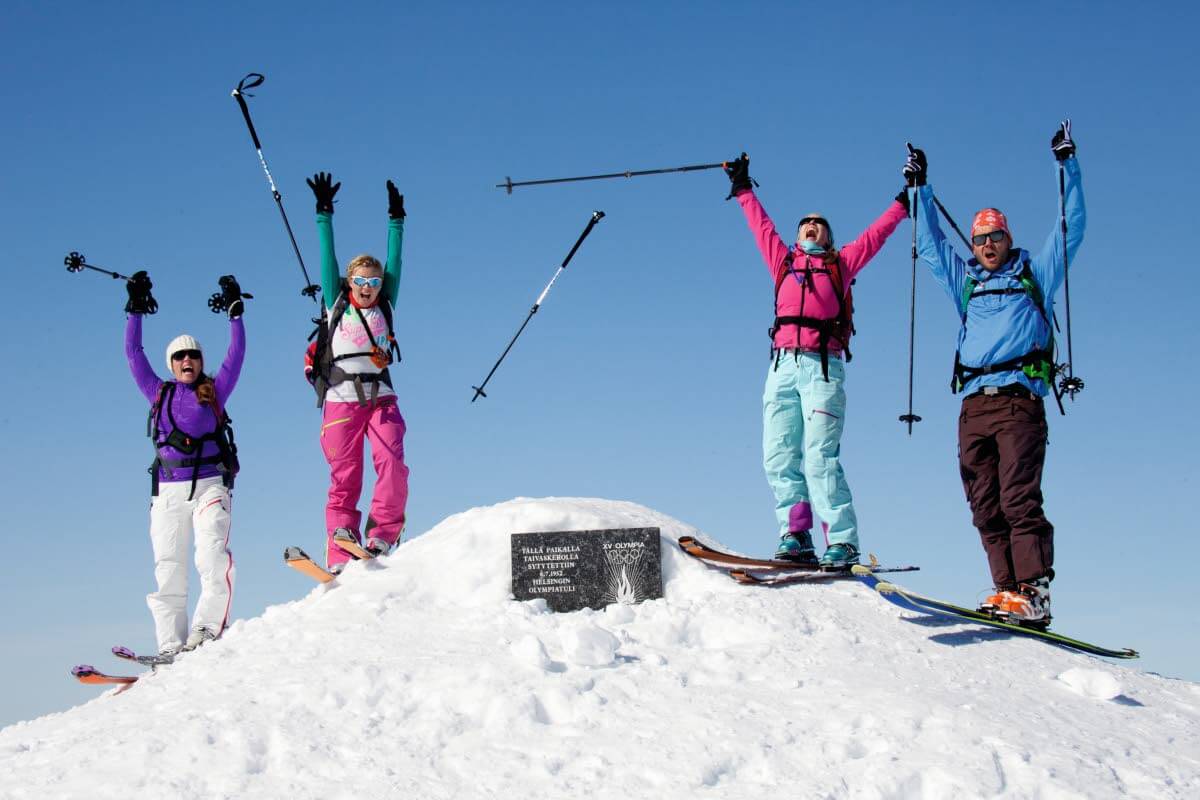 Ulkoilmaintoilijat huipulla, Taivaskerolla (807 m). Tällä paikalla sytytettiin Helsingin Olympiatuli vuonna 1952