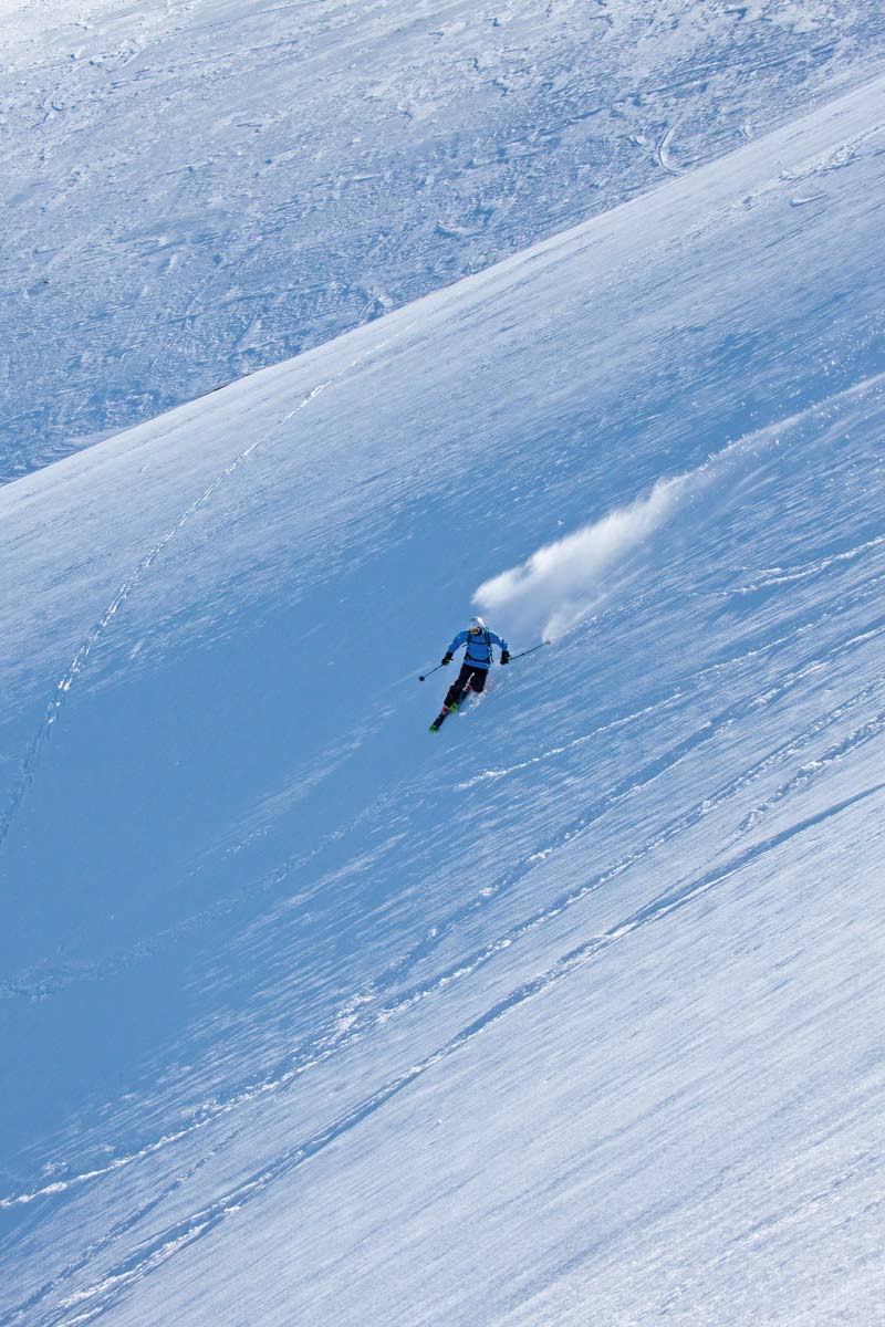 Pyhäkuru on yksi Lapin maineikkaimmista laskupaikoista. Suomen oloissa sen korkeusero on huima, jyrkkyys riittävä ja maisemat ilmavia. Taitavat laskijat voivat vetää isosti, mutta lähes vuoristoisissa oloissa maltti on valttia