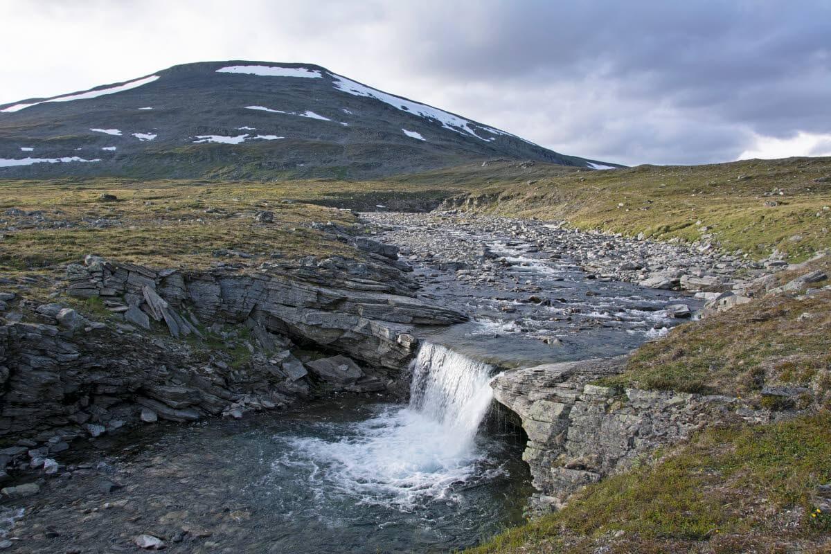 Haltin rinteiltä alkunsa saava Govdajohka on yksi Käsivarren monista joista