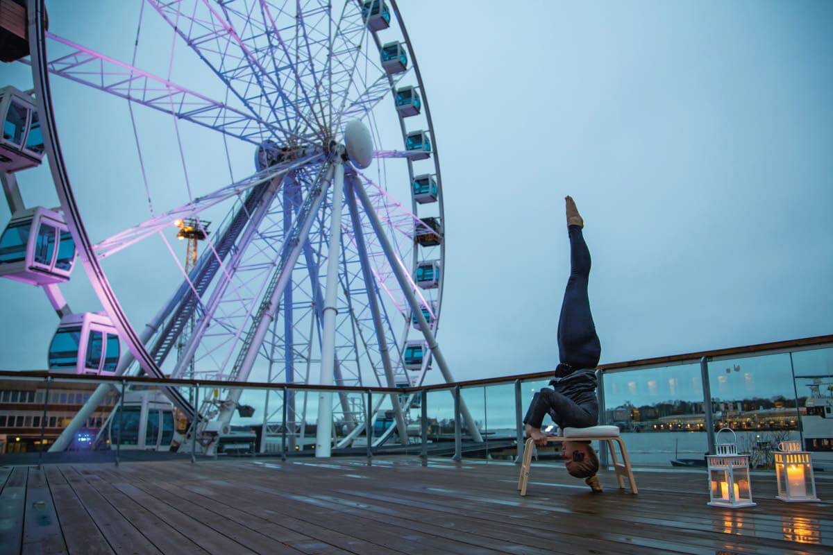 Joogassa inversio tarkoittaa ylösalaisin olevaa asentoa, jossa sydän ja pää ovat lantiota alemmalla tasolla.