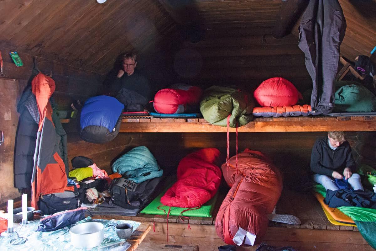 Stallojärven vuonna 1971 rakennettu autiotupa on vielä perinteisessä kuosissa.