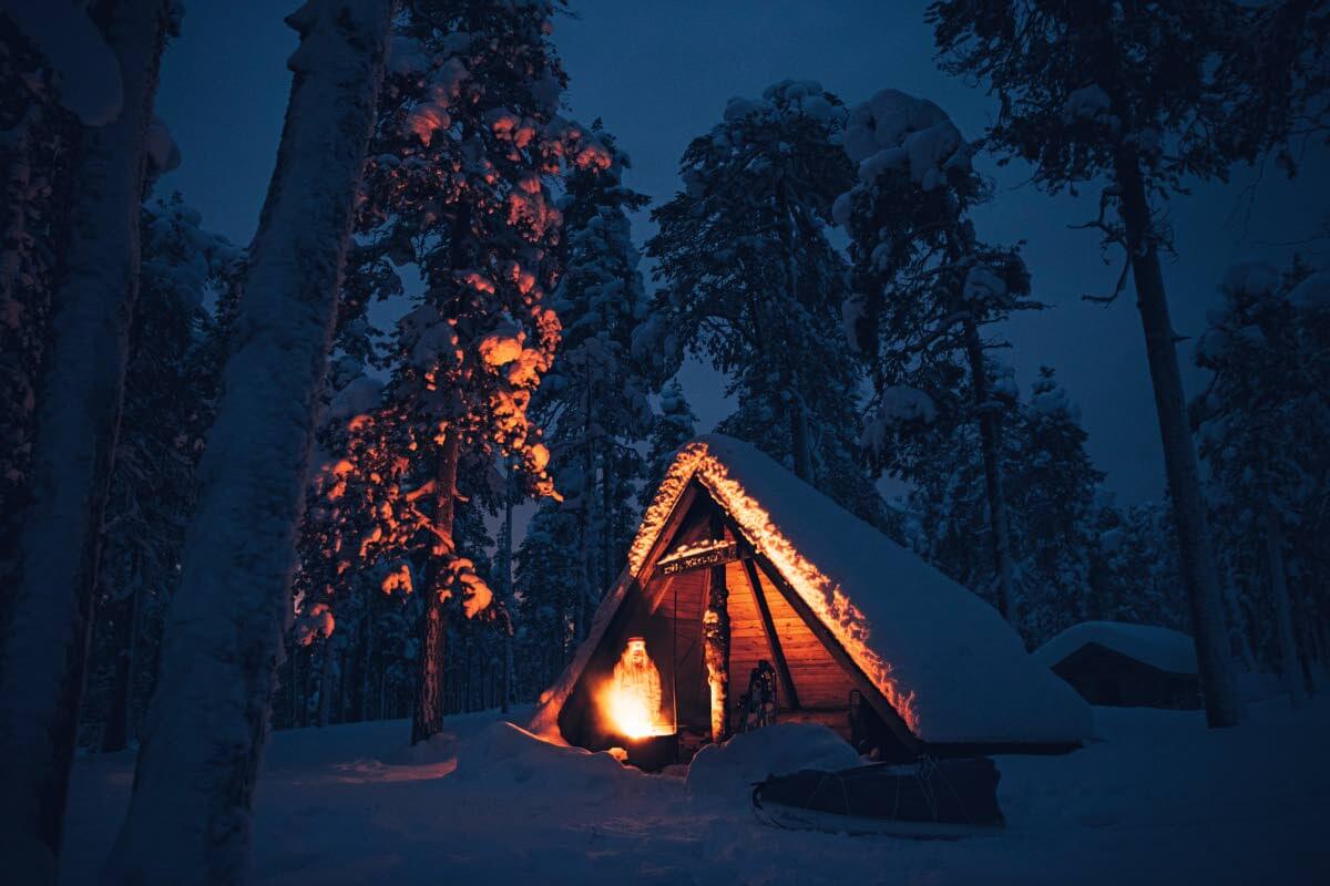 Helppo yöretki lähilaavulle ei vaadi muuta kuin tarpeeksi lämpimät varusteet ja hieman seikkailunmieltä. Talvella voi käyttää myös kahta makuupussia päällekäin, jotta ei tarvitse ostaa talvipussia.