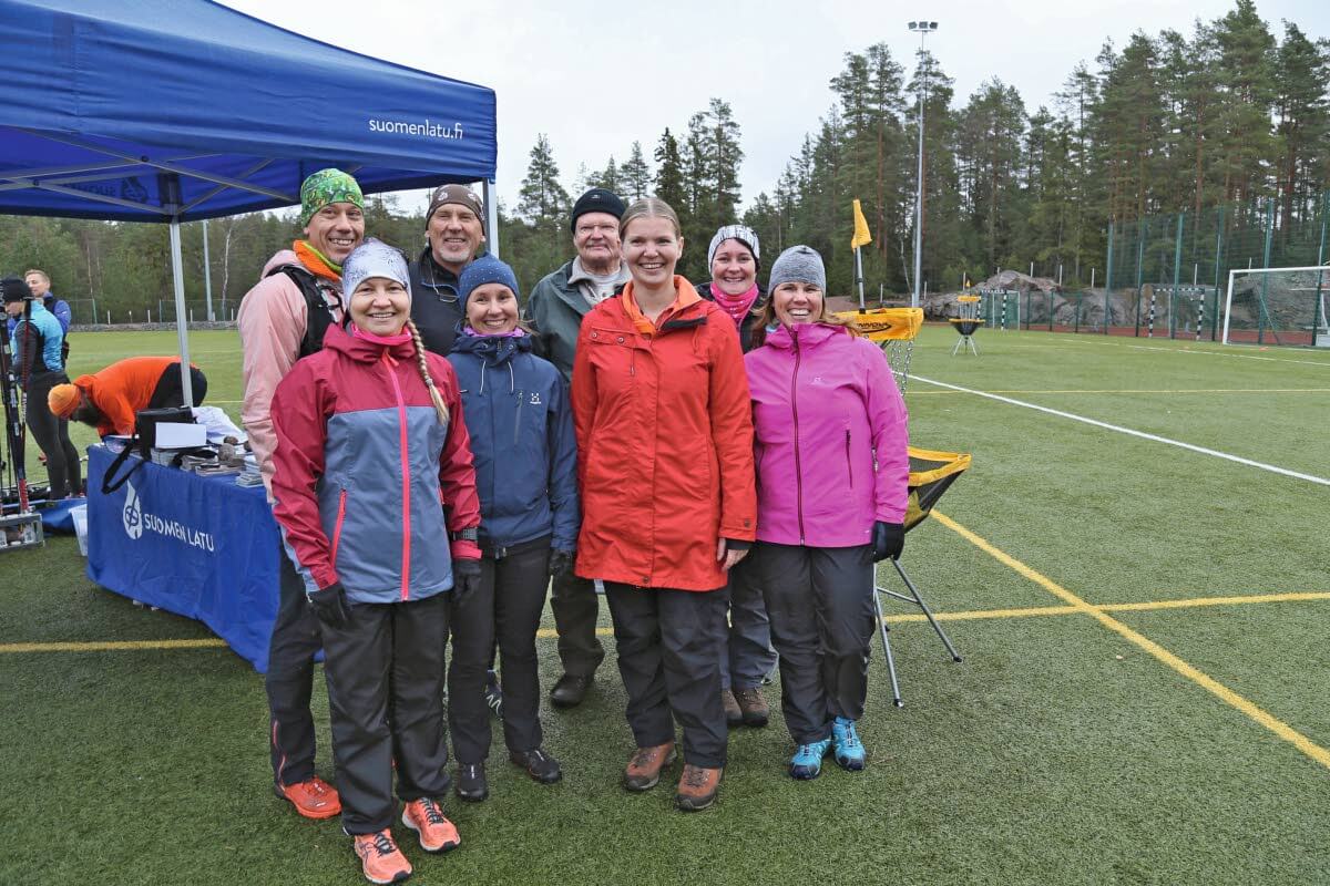 Nurmijärven Ladun ohjaajat (ylh.) Mika Vänni, Hannu Malinen, Keijo West, Sanna Puhakka, Päivi Aapro, Pirkko Aittamaa, Susanna Sihvo ja Anne Lehtinen pitivät ohjaajarekisteriin kirjautumista lähes itsestään selvänä.