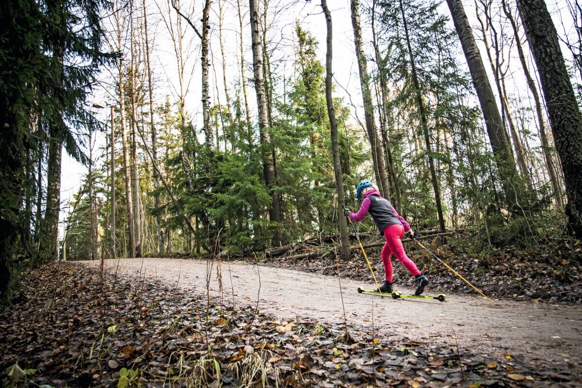Rullahiihtoa pystyy harrastamaan käytännössä siihen asti, kunnes pysyvä lumipeite päättää kauden. Kuva: Ville-Petteri Määttä