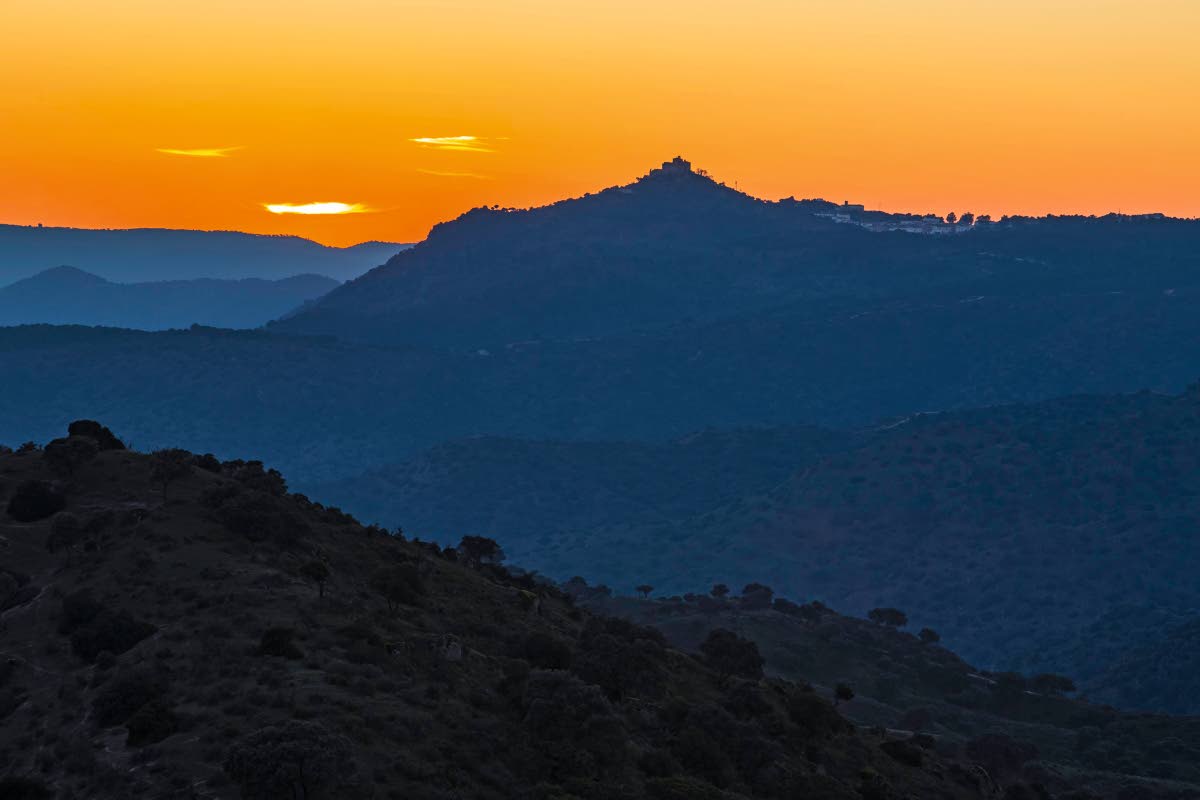 Sierra de Andújarin luonnonsuojelualuetta. Kukkulan laella siintää Basílica de Nuestra Señora de la Cabeza -kirkko