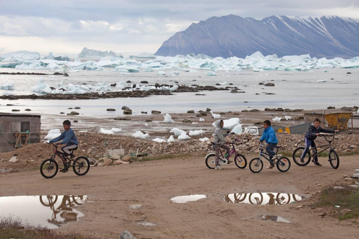 Luonnonlapset laitumella. Polaarieskimoiden lapset ovat vapaita kuin taivaan linnut, mutta nuorisolla voi olla vaikeuksia, jos perinteiset askareet ja ammatit eivät kiinnosta