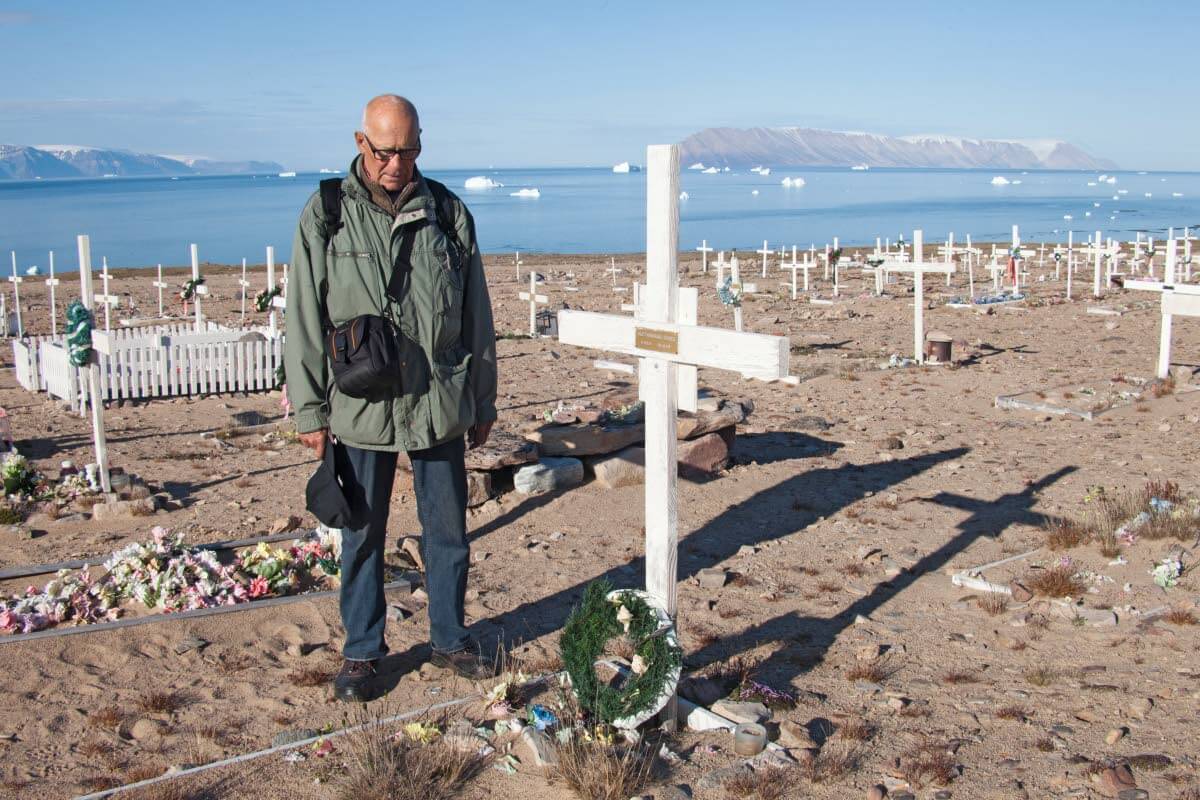 Pentti Kronqvistin hiljentyy jäähyväisiin vanhojen ystävien ja arvostettujen pyyntimiesten hautojen äärellä Qaanaaqin hautausmaalla