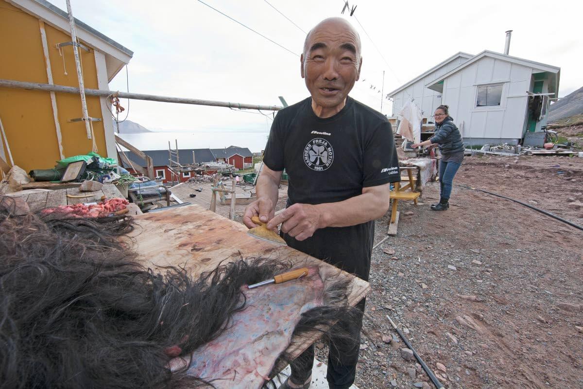 Venemiehet Kepisoq ja Rasmus Qeqertarsuaqissa, Rasmuksen vanhassa kotikylässä Herbertin saarella.