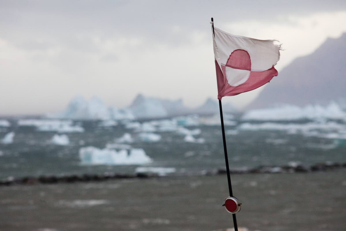 Sisämaan jäätikön suunnalta tuivertaessa vuono täyttyy jääröykkiöistä. Oikein rajuna myrskypäivänä voi tuulla jopa yli 60 m/s voimalla