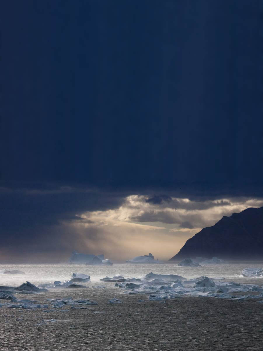 Inglefield vuonon maisema on hämmästyttävä moni-ilmeinen. Valo vaihtuu ja jäävuoret liikkuvat jatkuvasti, eikä näkymä ole koskaan enää juuri samanlainen kuin hetki sitten. Elokuvaan ei kyllästy lainkaan