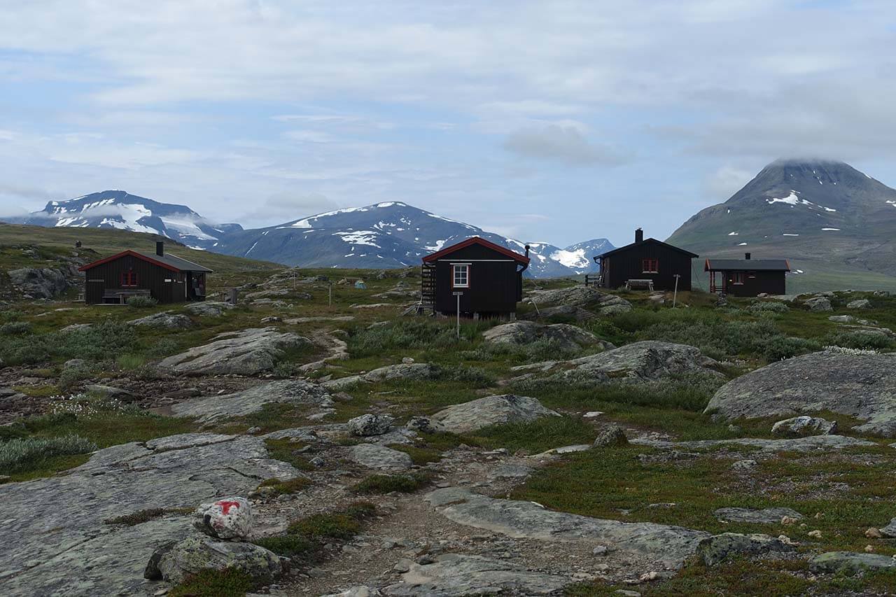 Gappohyttalla on uudempi ja vanhempi tupa sekä pieni kämppä koiran kanssa vaeltaville. Kuva: Jouni Laaksonen.