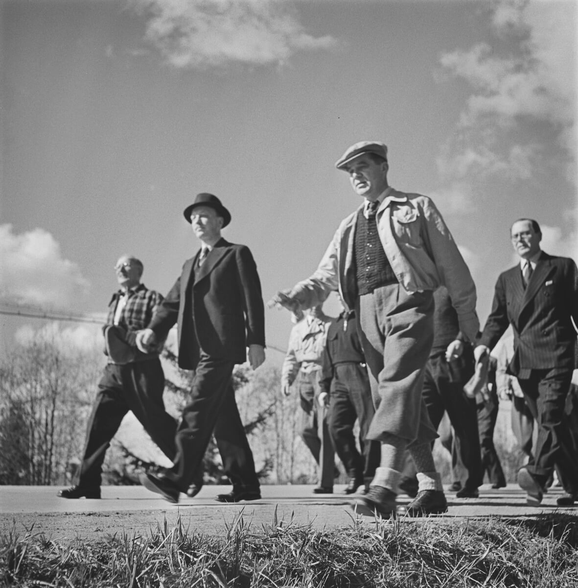 Presidentti Risto Ryti sekä hallituksen ministerit suorittamassa kävelyään 15. toukokuuta. Saattue käveli 15 kilometriään aikaan 2 tuntia 8 minuuttia. Kuva: Museovirasto / Pekka Kyytinen.