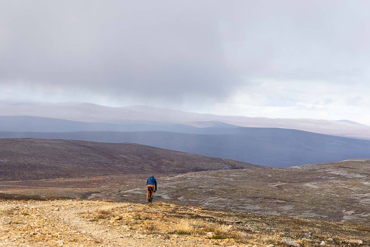 Karigasniemen Ailigas-tunturin takana avautuu Paistunturin erämaa. Kuva: Tapani Leppänen.