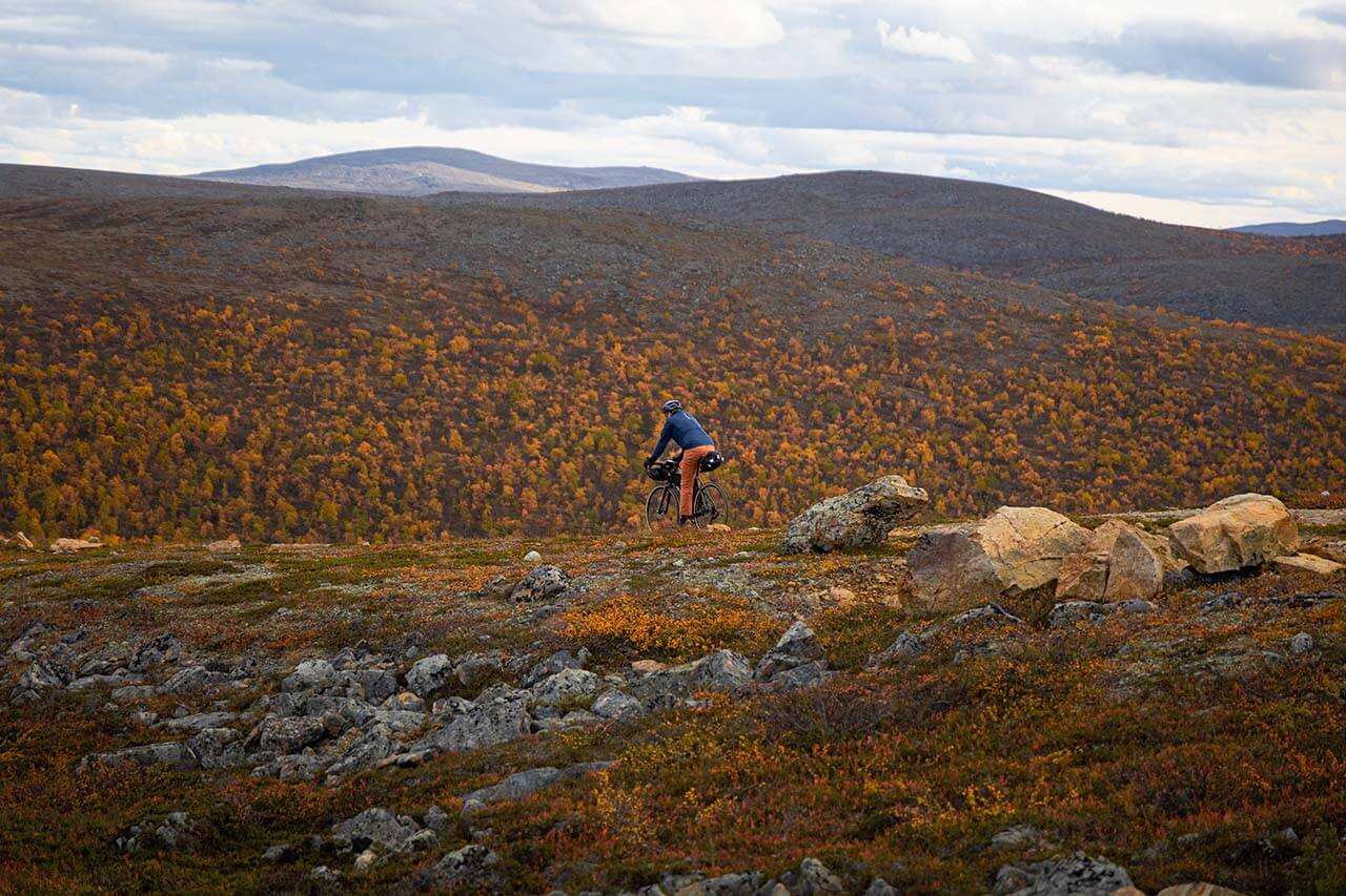 Alamäkipyöräilyä Nuvvuksen rinteillä. Kuva: Tapani Leppänen.