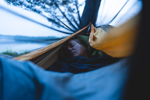 Tuhannet suomalaiset nukkuivat yönsä ulkona 8. syyskuuta. Kuva: Sampsa Sulonen,Kopparnäsin Metsähotelli kuvattuna ilmasta. Tunnelma oli katossa, ja katto korkealla. Kuva: Sampsa Sulonen,Monelle lapselle lauantainen yö ulkona oli elämän ensimmäinen. Metsähotellien suosituimpia unipaikkoja olivat riippumatot. Kuva: Sampsa Sulonen,Iltanuotiotunnelmaa Kopparnäsin Metsähotellista. Kuva: Sampsa Sulonen,Kopparnäsin Metsähotelliin olivat tervetulleita myös nelijalkaiset ja karvaiset asiakkaat. Kuva: Sampsa Sulonen