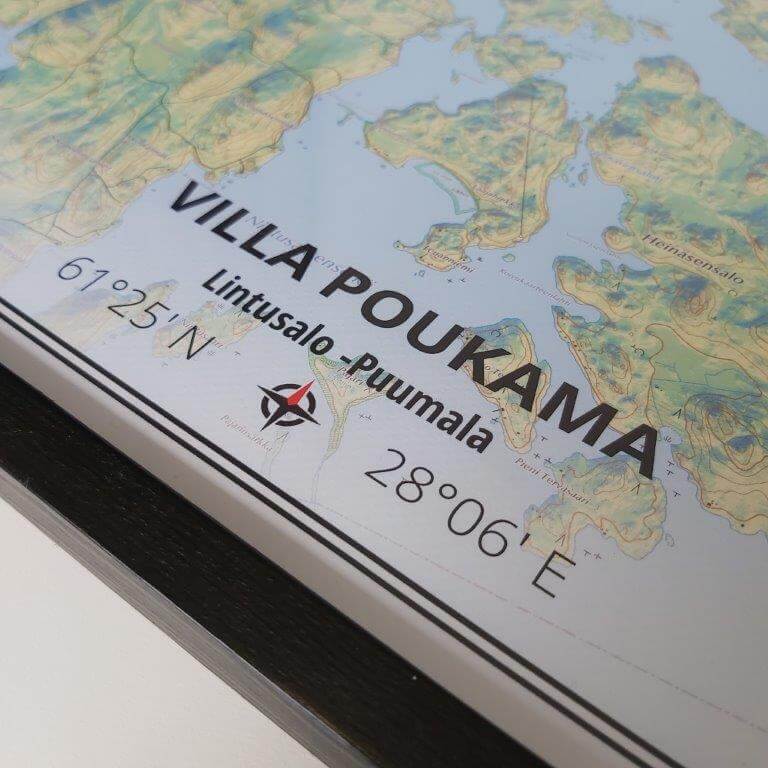 Varjostekartassa pinnanmuotojen vaihtelut näkyvät selvästi. Alareunaan voi tilata haluamansa otsikon ja alaotsikon. Lisäksi siinä näkyvät kartan keskipisteen koordinaatit.