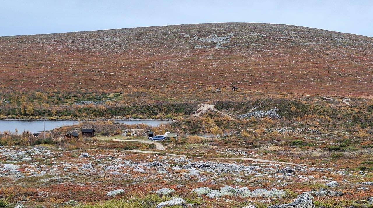 Sturmbock-linja päättyi Kalkkoaiville. Tunturin juurella sijaitsee autiotupa. Kuva: Raija Hentman.