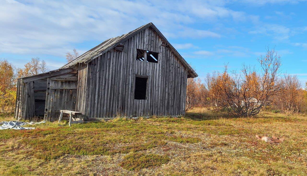 Valkeapäiden vanha asuinkenttä henkii kadonnutta elämäntapaa. Kuva: Raija Hentman.