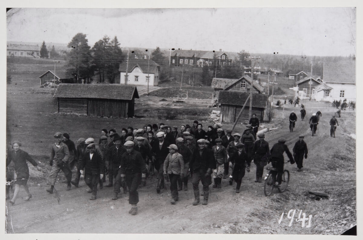 Kansatieteen kuvakokoelma,Ruotsi-Suomi maaottelumarssi meneillään Kiteen Tikan mäessä. Kuva: Museovirasto.
