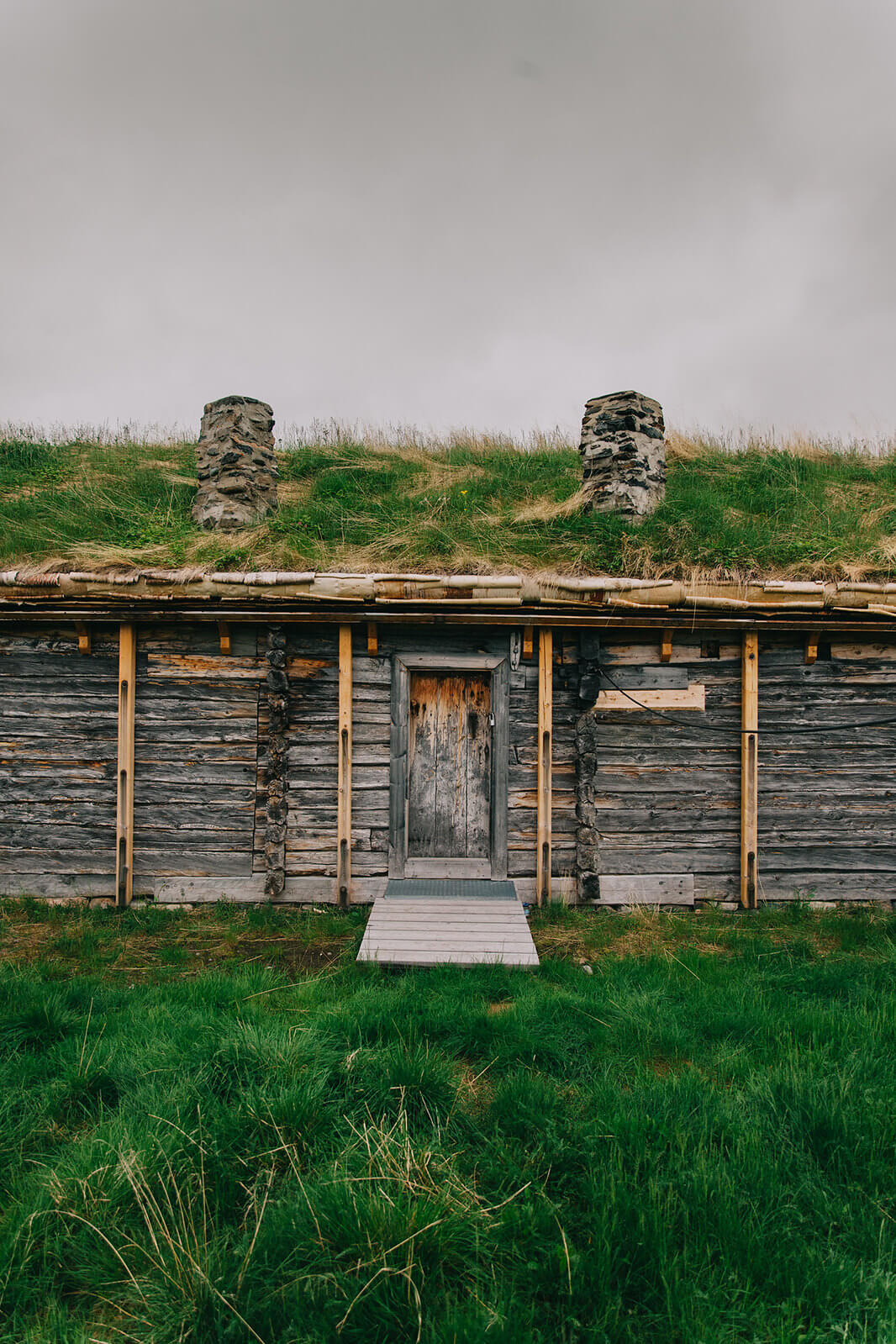 Vanhat ruohokattoiset hirsirakennukset pilkuttavat pihaa. Kuva: Marinella Himari.