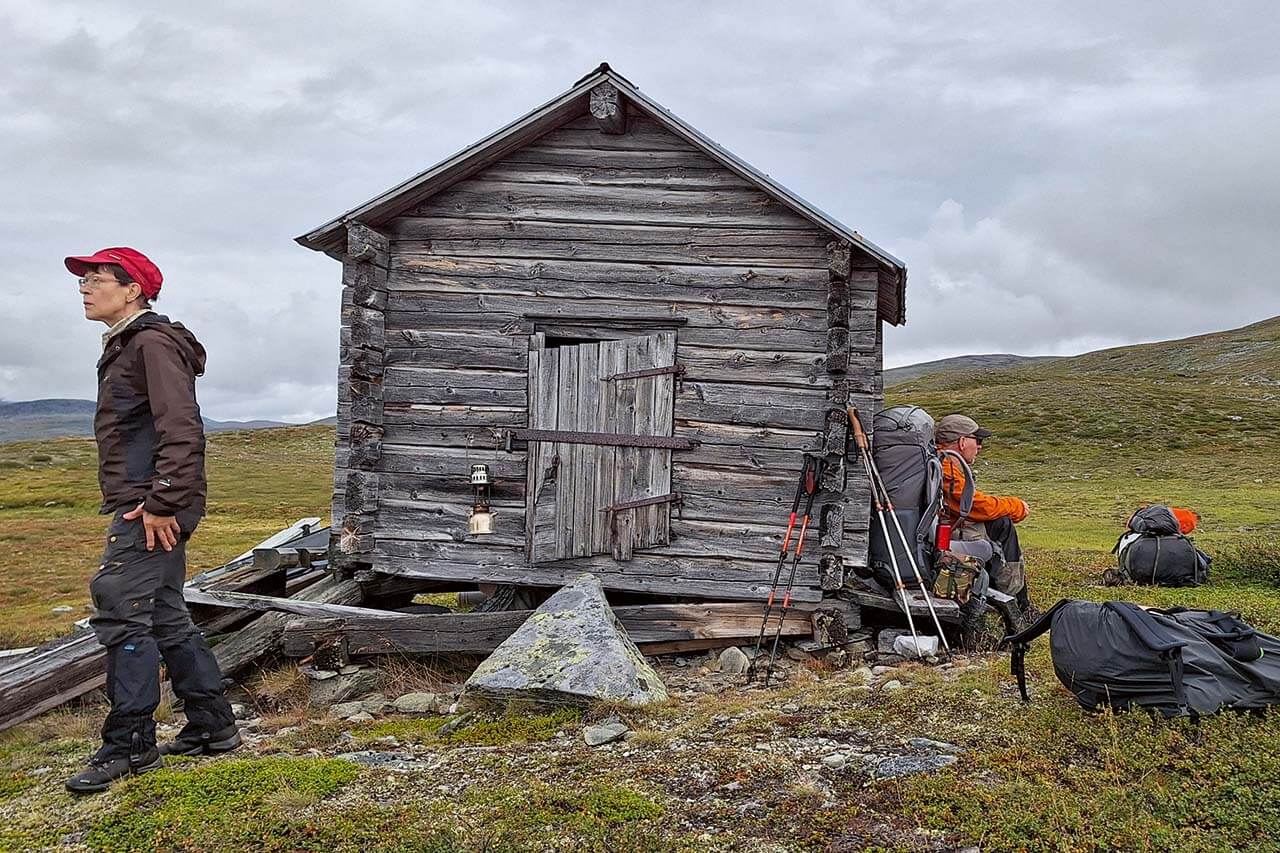 Padjelanta. STF:n ensimmäisestä tunturituvasta Varvvekstuganista muistutti enää harmaantunut aitta ja heinikkoa kasvava alue kummun laella. Kuva: Raija Hentman.