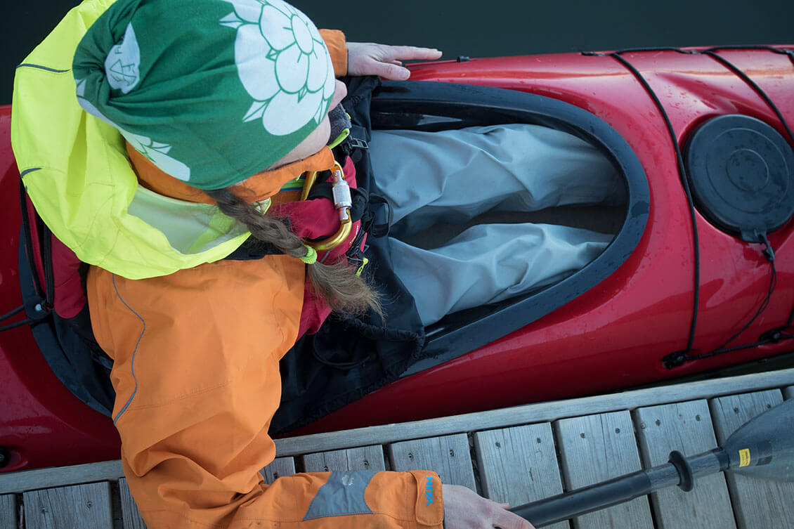 [01] Jalkatukien tai -tuen etäisyys on hyvä säätää jo rannassa. Meloessa voi sitten etsiä itselle sopivaa jalkojen asentoa vaihdelleen salmiakin ja suorien jalkojen välillä. Millainen asento päästää vartalon kiertymään parhaiten? Mikä asento tuo jaloille parhaan tuen? Kuva: Tom Toivonen.