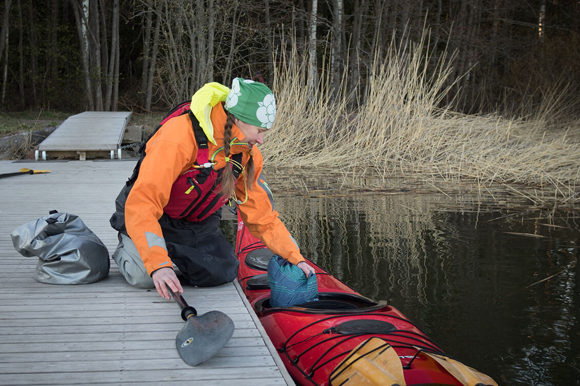 [05] Pieni lisäpaino lyhyelläkin retkellä tuo vakautta etenemiseen. Kuva: Tom Toivonen.