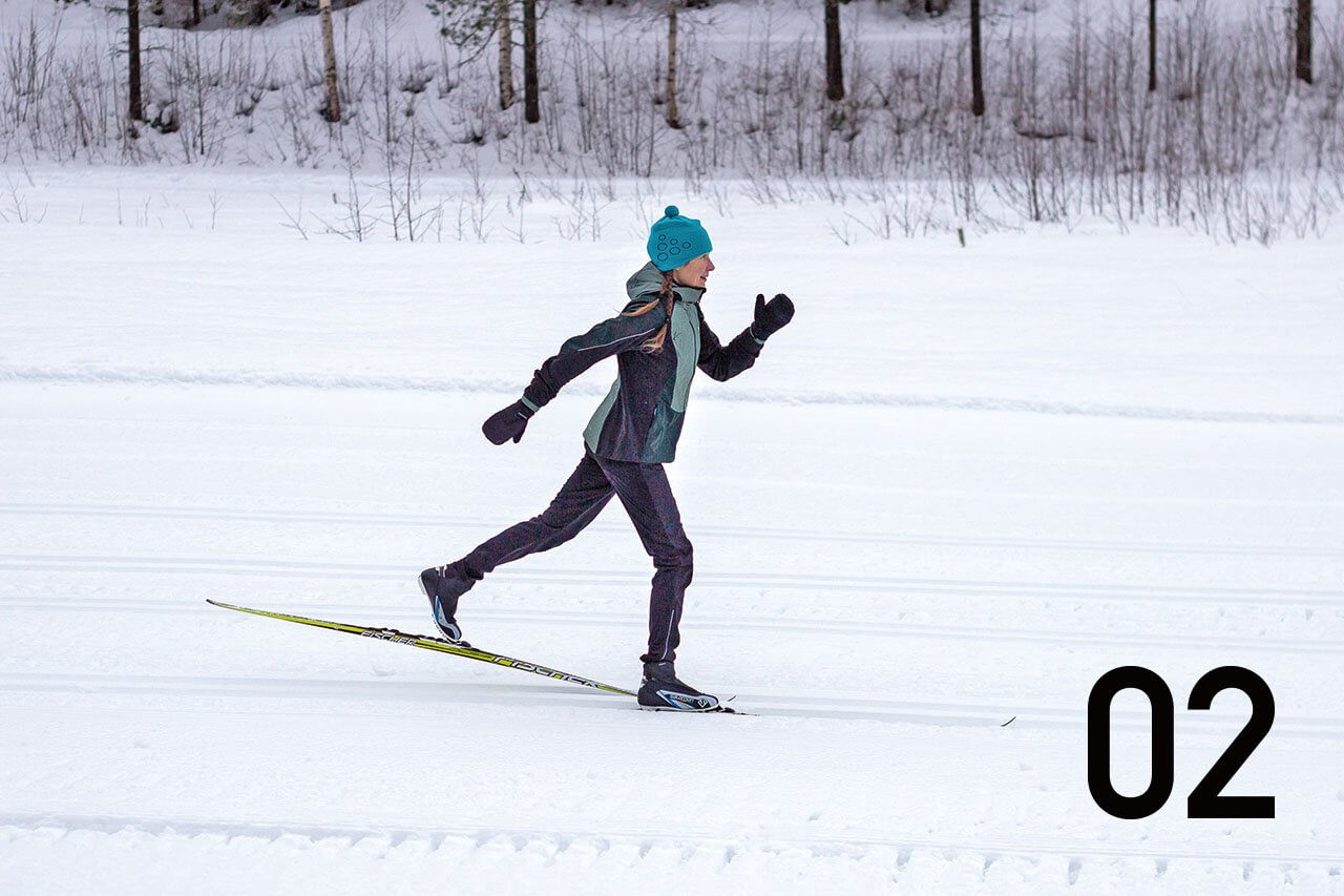 Hylkää sauvat ladun varteen ja hiihdä sauvoitta. Potku löytää harjoitteen avulla oikean paikan ja hiljalleen hiihtoon tulee entistä vahvempi etenemisen tunnelma. Opittuaan juonen voi leikitellä ja kehittää tasapainoaan kokeilemalla liukuennätyksiä yhdellä suksella. Kuva: Tom Toivonen.