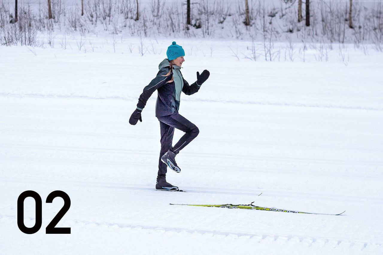 Oikeaa potkua ja liukua kannattaa etsiä myös leikkimällä potkukelkkaa. Jätä toinen suksi hetkeksi lepäämään ja siirrä suksi reunimmaiseen latu-uraan niin, että potkiva jalka jää latu-urien ulkopuolelle. Kädet rytmittävät menoa. Kuva: Tom Toivonen.