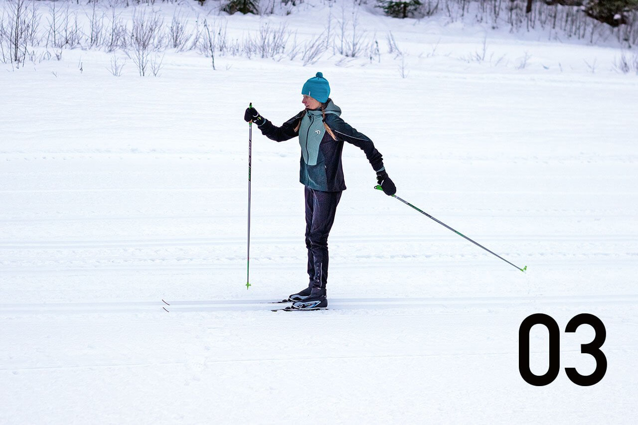 Kädet oppivat oikean liikeradan, kun jalat lukitaan harjoitteen ajaksi tikkusuoriksi ja käsillä edetään vuorotahtia. Kuva: Tom Toivonen.