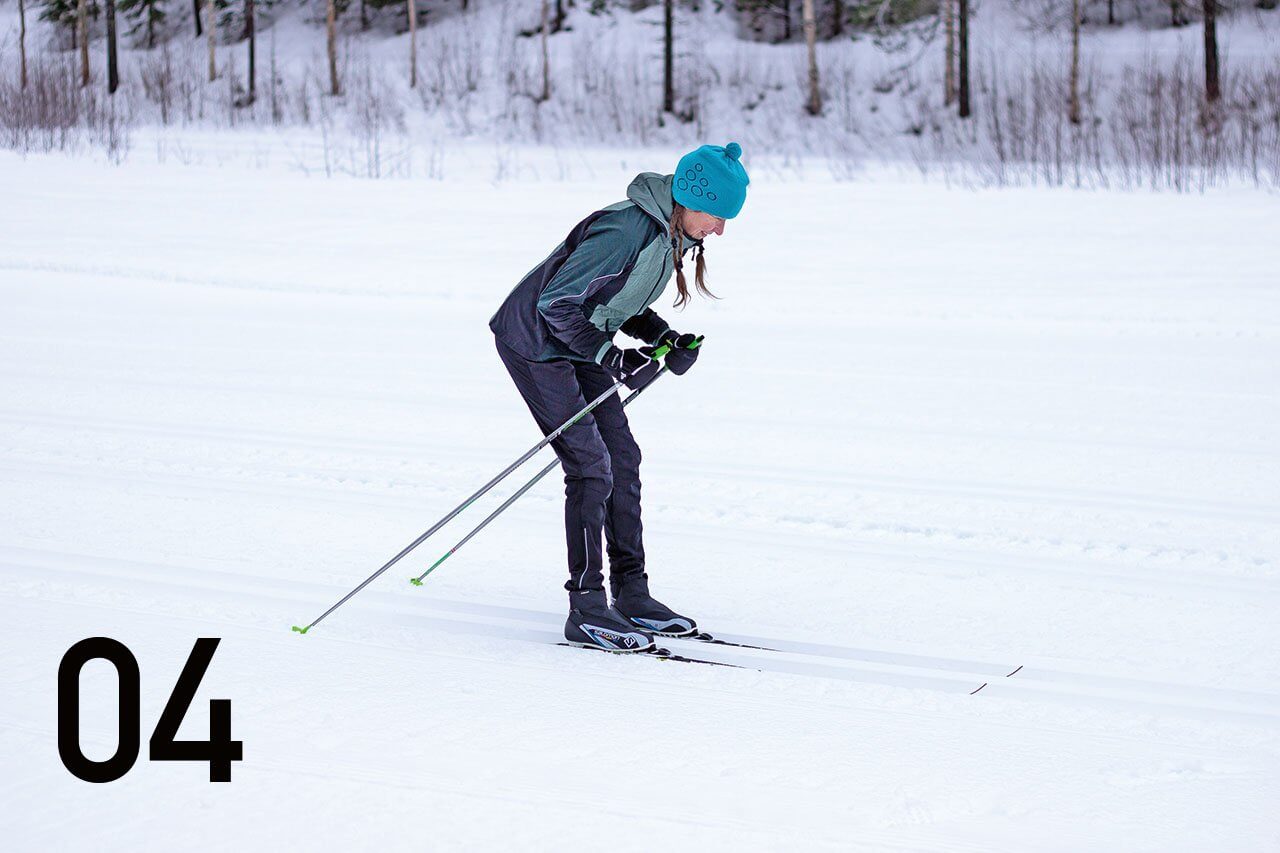 Keskivartaloa etsimässä. Vatsa- ja selkälihaksia voi herätellä hiihtämään lukitsemalla kädet 90 asteen kulmaan ja puristamalla vatsalihaksilla pakettia kasaan. Kuva: Tom Toivonen.