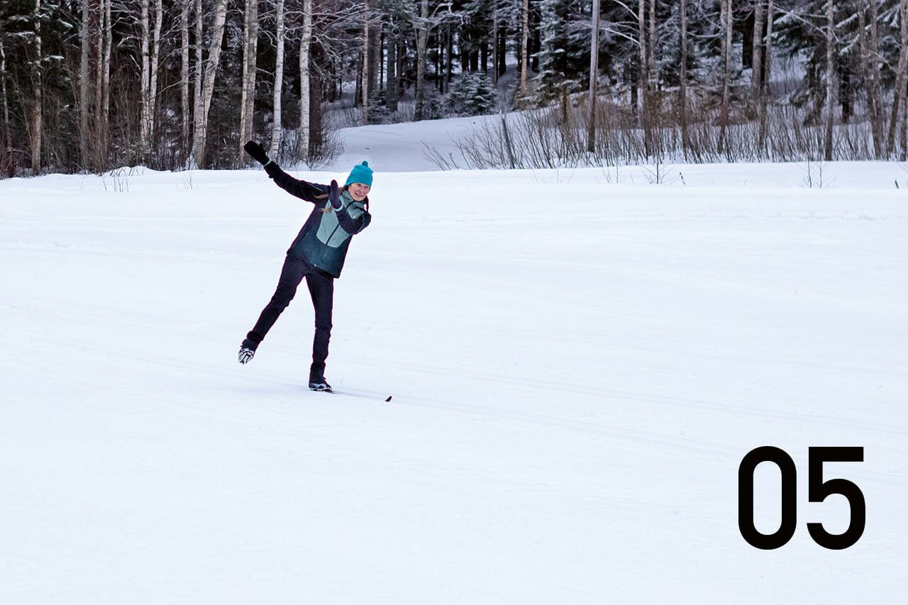 Sivusta katsoen asennon näkee parhaiten. Kannattaakin houkutella kaveri mukaan hiihtolenkille pientä tekniikka- ja kuvaustuokiota varten. Kuva: Tom Toivonen.