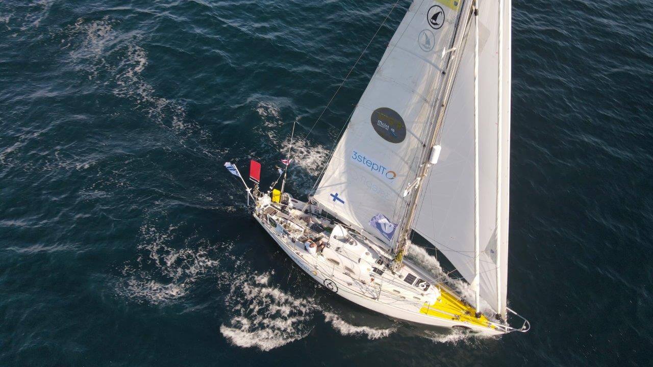 Asteria-vene ja Tapio Lehtinen suuntaavat luottavaisina kohti maailman valtameriä ja uusia seikkailuja. Kuva: Tapio Lehtisen arkisto.