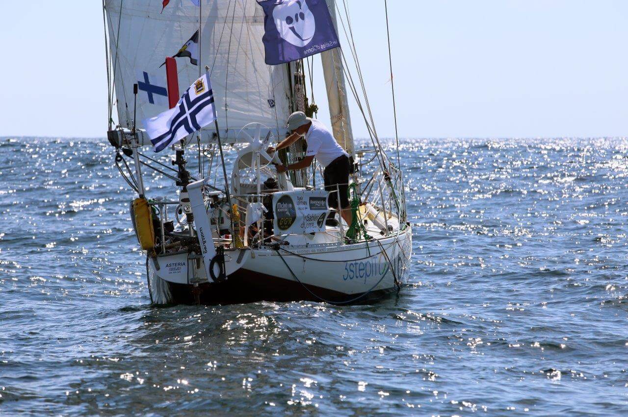 Tapio Lehtinen ja Asteria Les SablesdÓlonnessa Ranskassa. GGR2022-yksinpurjehduskilpailu maapallon ympäri on juuri käynnistynyt Kuva: Tapio Lehtisen arkisto.