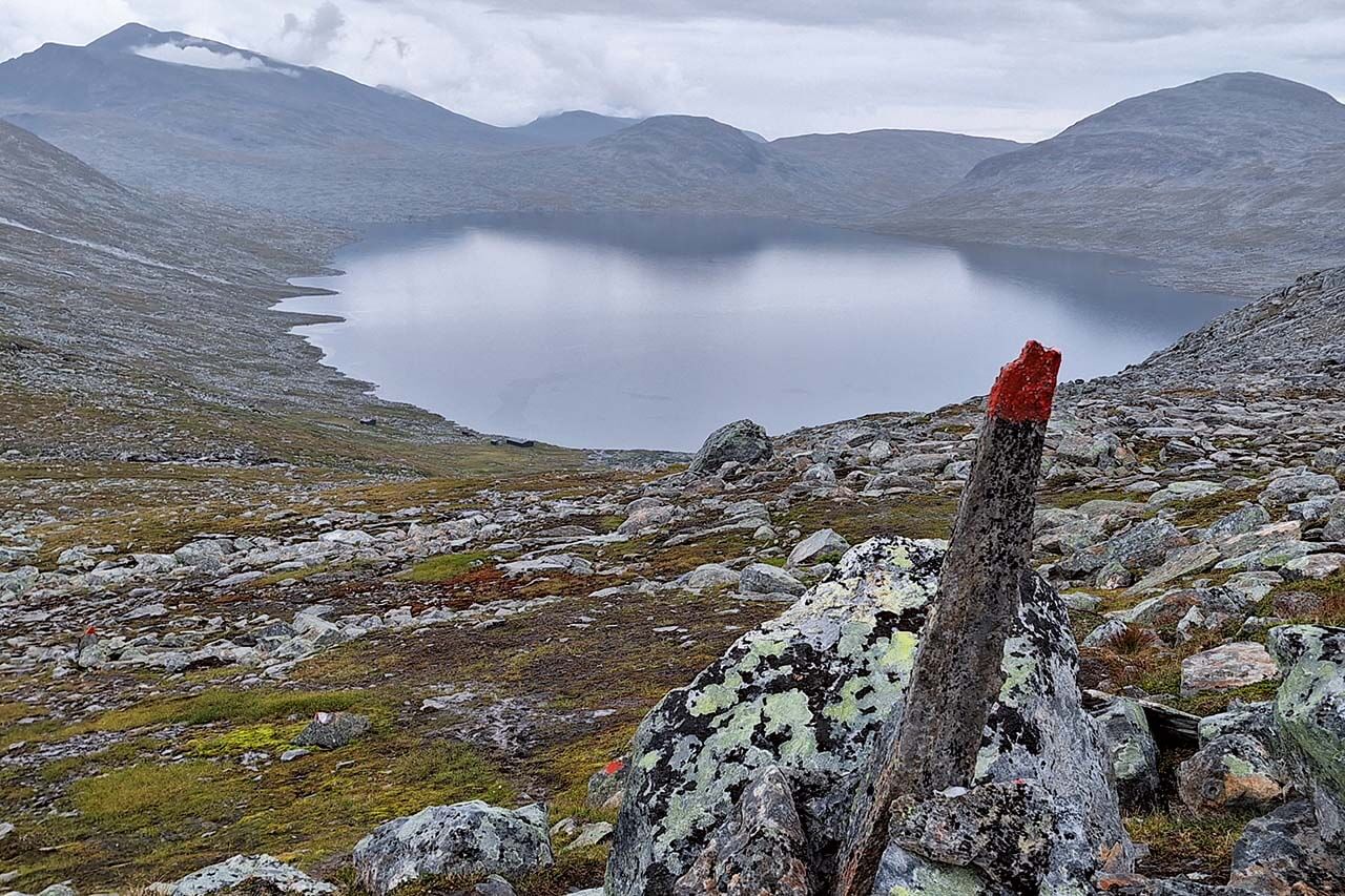 Padjelanta. Vaimokstugan näkyi kovin pienenä ja kaukana kivikkoisen ja jyrkän rinteen alla, kun olisi toivonut jo olevansa perillä. Kuva: Raija Hentman.