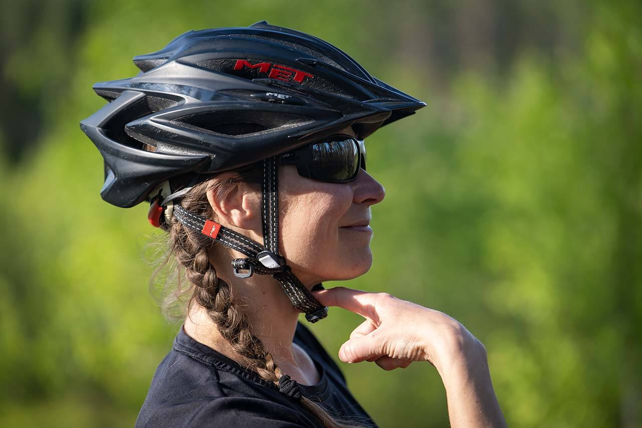 [01] Kypärän käyttäjän kolme muistisääntöä: 1. Otsa peittoon. 2. Hihnanjakajat korvalehden alapuolelle. 3. Hihna niin tiukalle, että väliin mahtuu vain kaksi sormea. Mukavuuden voi viimeistellä takaraivon kiristintä pyörittämällä. Kuva: Lauri Kontkanen.