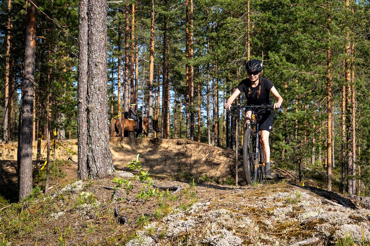 [02] Samalta alueelta voi löytää monta eritasoista reittiä. Aloittelija pääsee herkuttelun makuun valitsemalla mieluummin liian helppoja kuin liian vaikeita reittejä. Kuva: Lauri Kontkanen.