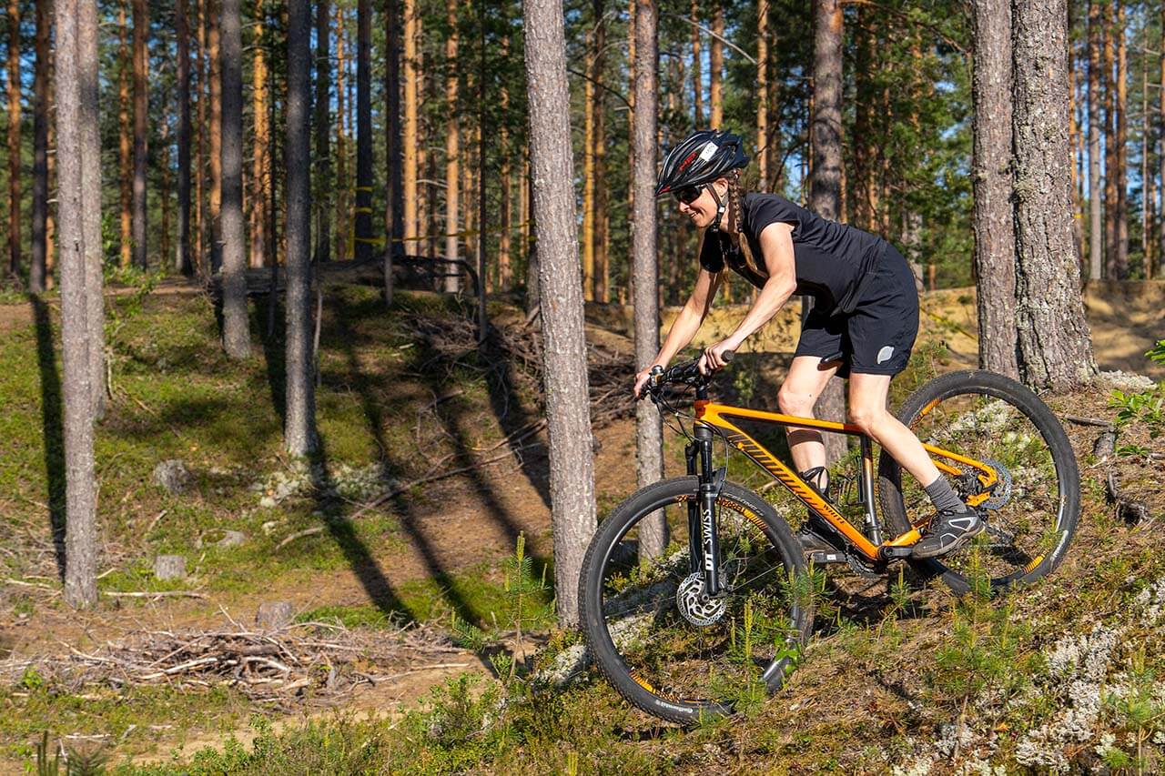 [04] Joustavassa asennossa pyöräilijä on valmis yllätyksiin, asento elää maaston mukana.  Kuva: Lauri Kontkanen.