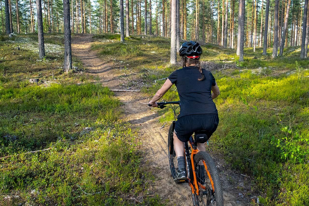 [05] Vaihteen vaihto pienemmäksi ennen mäkeä, kepeä jarrutus ennen estettä – kokemus hioo ennakoinnista rutiinia ja eteneminen sujuvoituu. Kuva: Lauri Kontkanen.