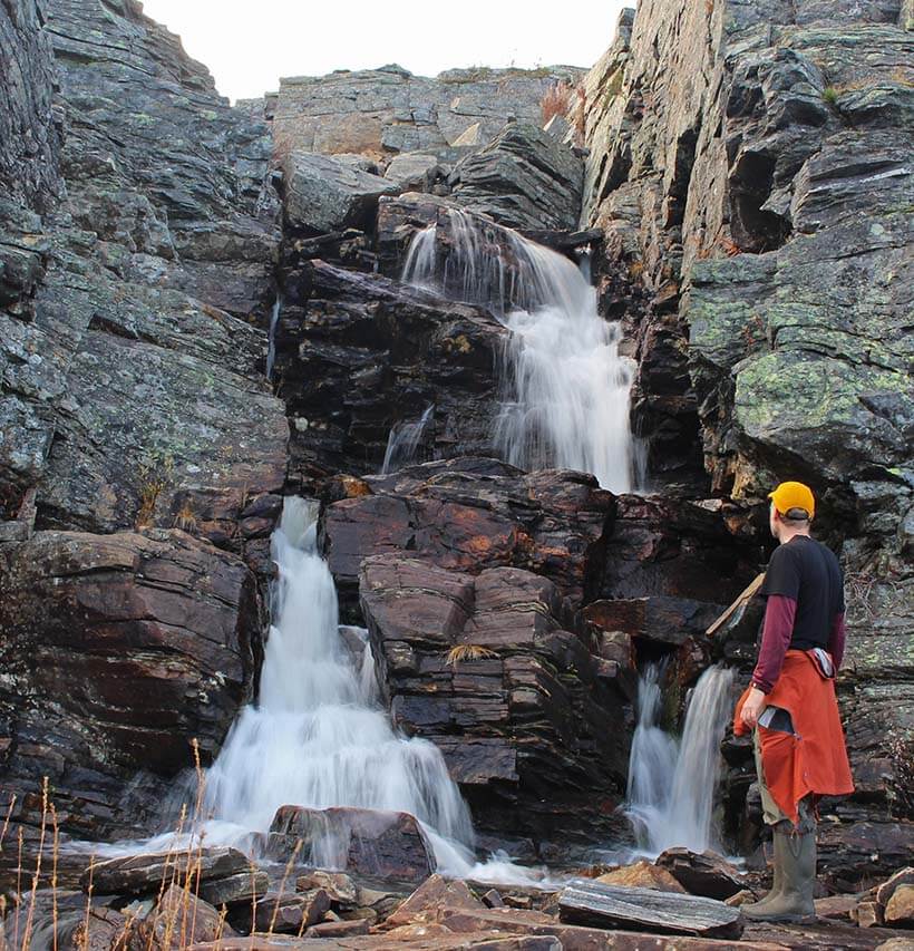 [07] Adolfin kammi on rakennettu supersöpöön paikkaan, puuttoman Kaldoaivin paljakan keskellä piilottelevaan vehmaaseen vesiputouslaaksoon. Kuva: Jouni Laaksonen.