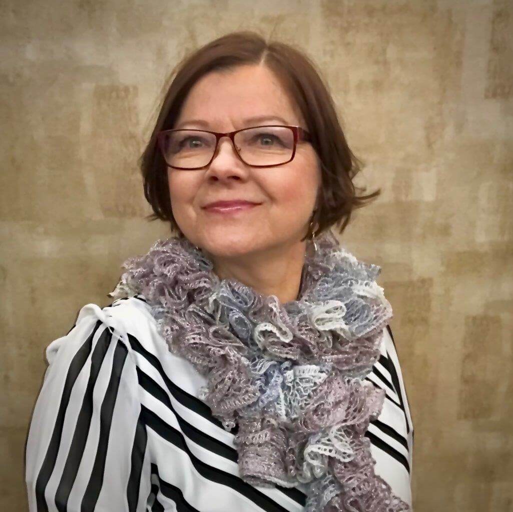 Marketta Manninen on vyöyhyketerapeutti, luontaishoitaja ja Hoitava hengitys HB ® -menetelmän kehittäjä sekä hengitysohjaajien kouluttaja. Mannisen kouluttamat hengitysohjaajat työskentelevät eri aloilla ympäri Suomen. Joukossa on muun muassa fysioterapeutteja, laulunopettajia, pilatesohjaajia, hierojia sekä muita hyvinvointi- ja terveysalan ammattilaisia.Kuva:.