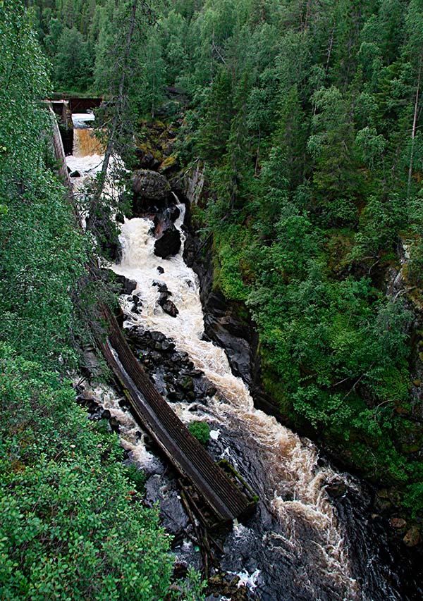 [11] Auttikönkäässä Rovaniemi-Posio-tien varressa yhdistyvät luonnonnähtävyys ja kulttuurihistoriallinen muistomerkki. Kuva: Jouni Laaksonen.