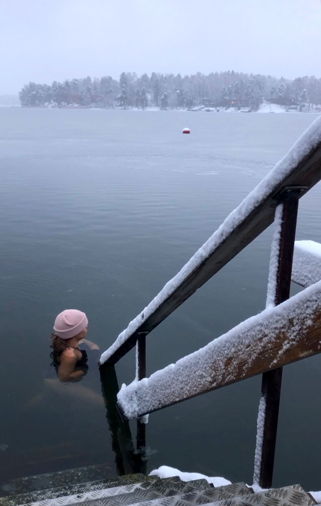 Aluksi voi olla helpompi pysyä paikallaan ja pitää esimerkiksi portaista kiinni. Joidenkin mielestä on helpompaa uida. Kummassakin taktiikassa tärkeintä on, että saa pidettyä hengityksen rauhallisena.