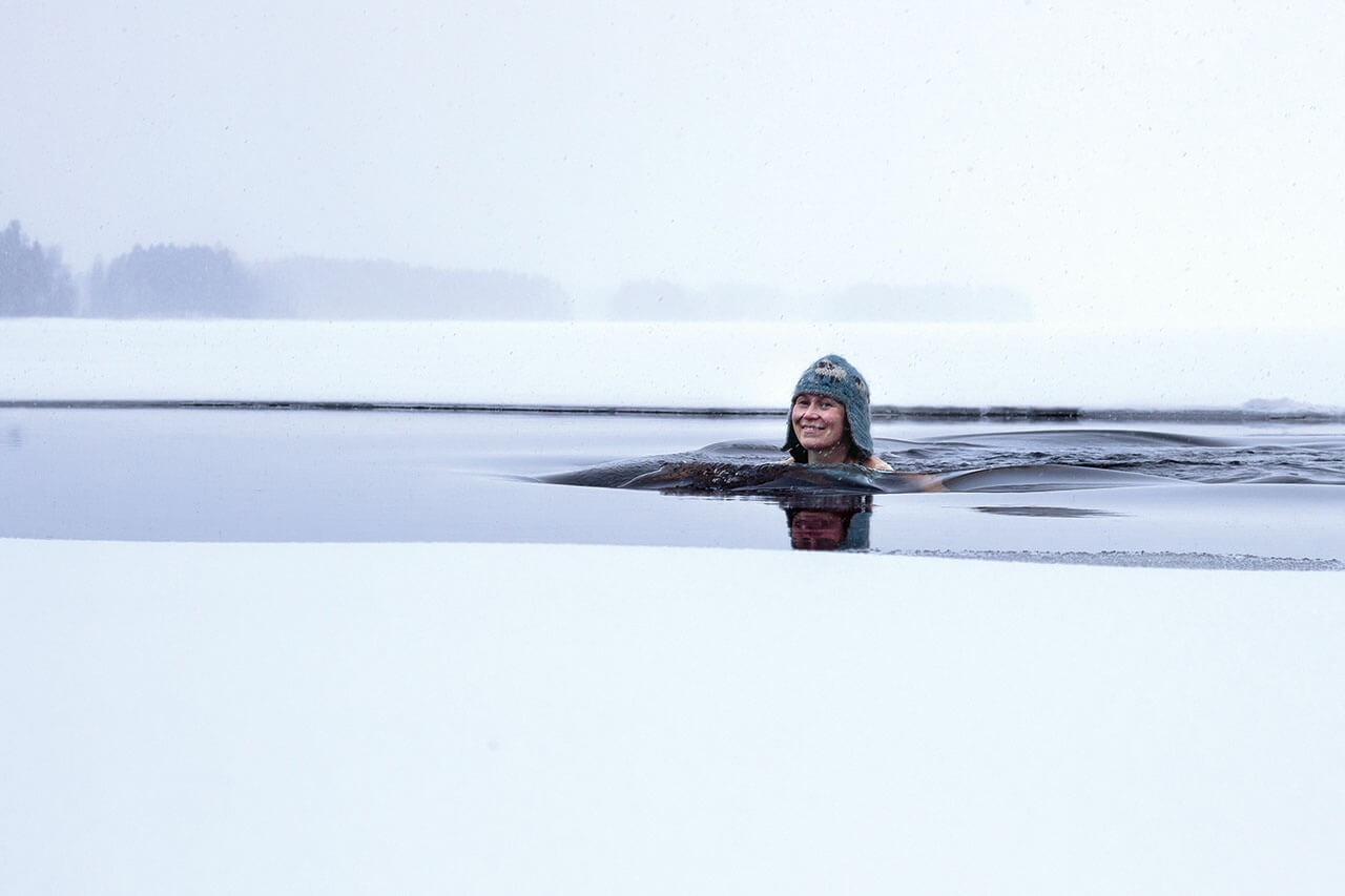 2–3 kertaa viikossa ylläpitää avantouinnin terveysvaikutuksia. Kuva: Tom Toivonen.